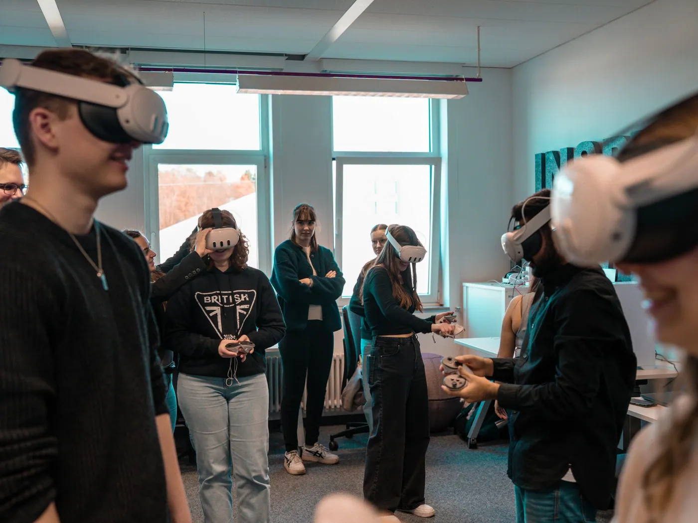 Ã‰quipe en rÃ©union avec des casques de rÃ©alitÃ© virtuelle