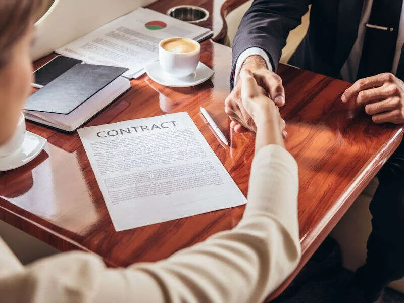 Signature d'un contrat et poignée de main