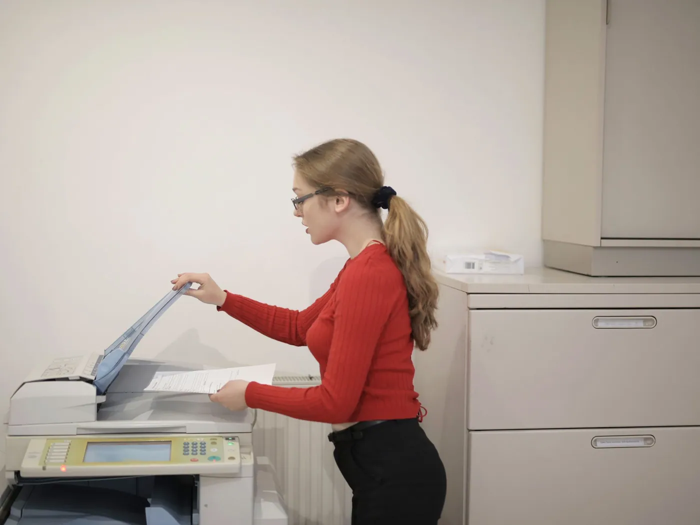 Employée qui utilise un photocopieur