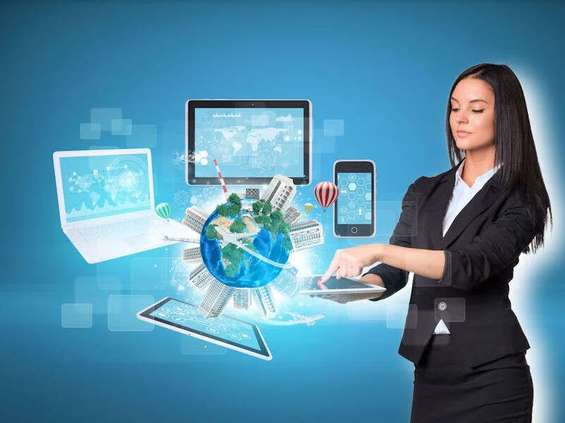 Femme d'affaires et outils numériques