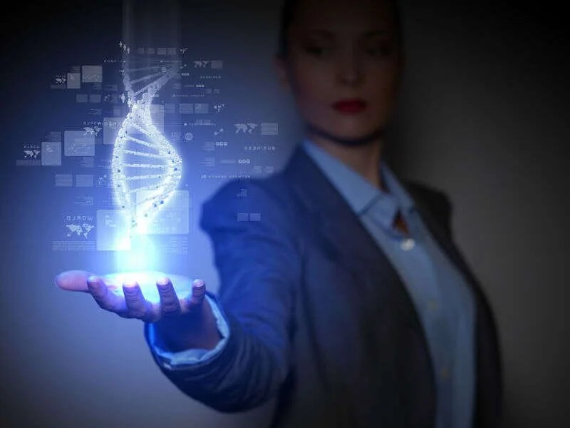 Femme d'affaires et hologramme numÃ©rique