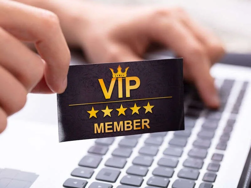 Carte VIP member posée sur un clavier