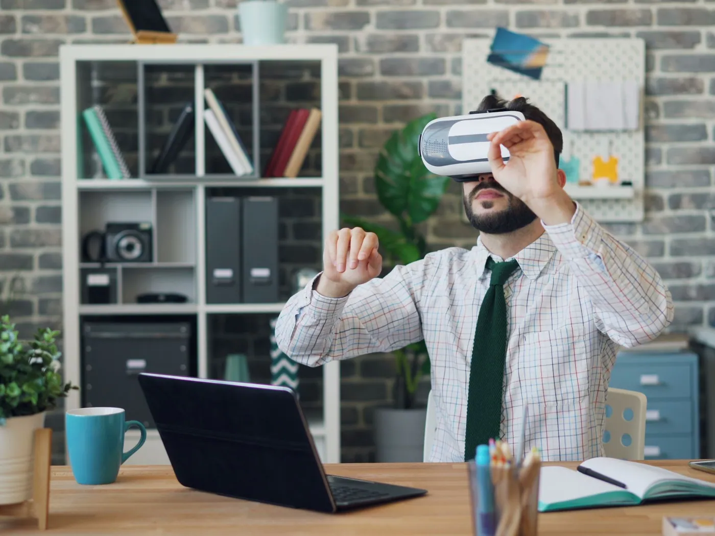 Homme au bureau avec un casque de rÃ©alitÃ© virtuelle