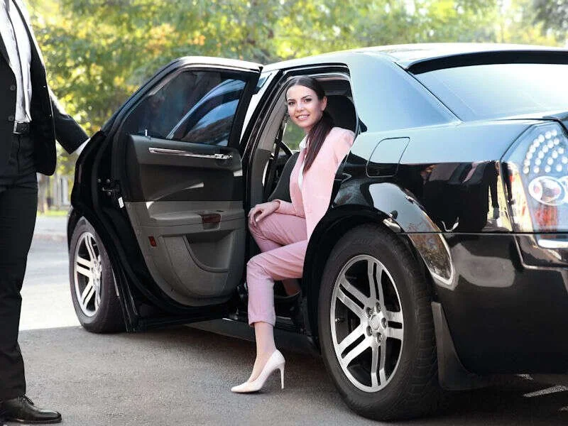 Cliente qui descend d'un véhicule avec chauffeur